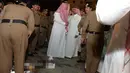 Pemimpin kota Madinah, Faisal bin Salman bin Abdulaziz (kiri) ketika meninjau lokasi ledakan bom bunuh diri di pos keamanan di dekat Masjid Nabawi, Madinah, Senin (4/7). Sebanyak 4 petugas keamanan dilaporkan tewas, dan 5 lainnya terluka. (STR /AFP)