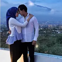 Kabar bahagia bagi pasangan pesinetron Fairuz A Rafiq dengan Sonny Septian. Pasalnya, anak mendiang penyanyi dangdut A Rafiq itu kini tengah hamil trismester pertama. (Instagram/fairuzarafiq)