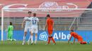 Pemain Skotlandia Jack Hendry (kedua kiri) melakukan selebrasi usai mencetak gol ke gawang Belanda pada pertandingan persahabatan di Stadion Algarve, luar Faro, Portugal, Rabu (2/6/2021). Pertandingan berakhir imbang 2-2. (AP Photo/Miguel Morenatti)