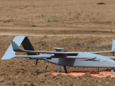 Foto yang diambil dari posisi di Israel selatan dekat perbatasan dengan Jalur Gaza ini menunjukkan miniatur pesawat tanpa awak (UAV) Israel yang sedang bersiap-siap untuk lepas landas di sebuah lapangan pada 17 Januari 2024. (JACK GUEZ/AFP)