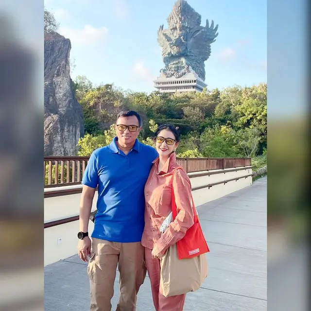 Potret Uut Permatasari Dampingi Suami Naik Pangkat Jadi Kombes Pol, Semringah Penuh Pesona (instagram/uutpermatasari).