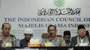 Kapolri Jenderal Pol Tito Karnavian (ketiga kiri) memberi keterangan di gedung MUI, Jakarta, Senin (28/11). Kapolri dan GNPF MUI bersepakat untuk melakukan aksi gelar sajadah pada 2 Desember di lapangan silang Monas. (Liputan6.com/Helmi Fithriansyah)