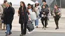 Warga negara Peru yang dipulangkan dari konflik antara Israel dan Hamas, turun dari pesawat kepresidenan Boeing 737 setibanya di pangkalan Angkatan Udara di Callao, sebuah provinsi yang berdekatan dengan Lima, pada 15 Oktober 2023. (Cris BOURONCLE/AFP)