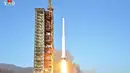 Roket jarak jauh telah lepas landas di lokasi peluncuran, Sohae, Korea Utara , (7/2). Korea Utara memicu kritik internasional awal tahun ini dengan tes bom nuklir keempat pada tanggal 6 Januari. (REUTERS/Yonhap)