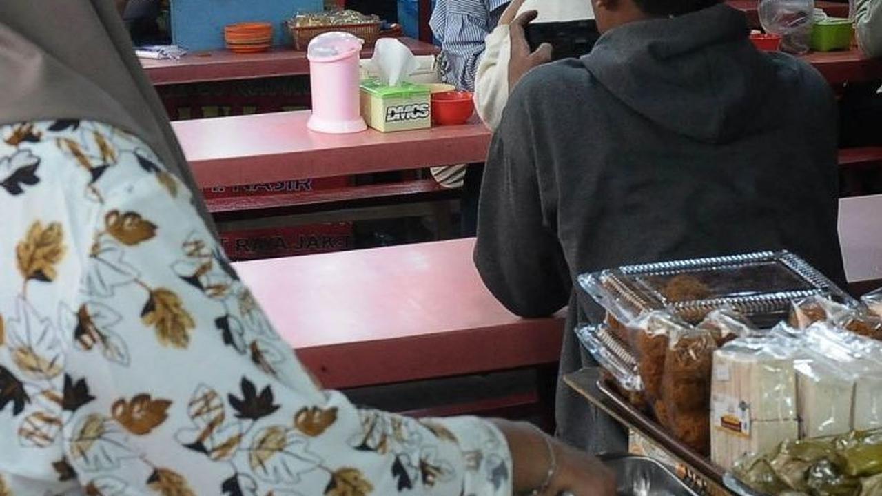 Tak hanta Nasi Kapau, menu lainnya pun tersedia ini sentra kuliner ini seperti Lemang Tapai, bubur kampiun, dan aneka kue lainnya. Foto: merdeka.com / Imam Buhori