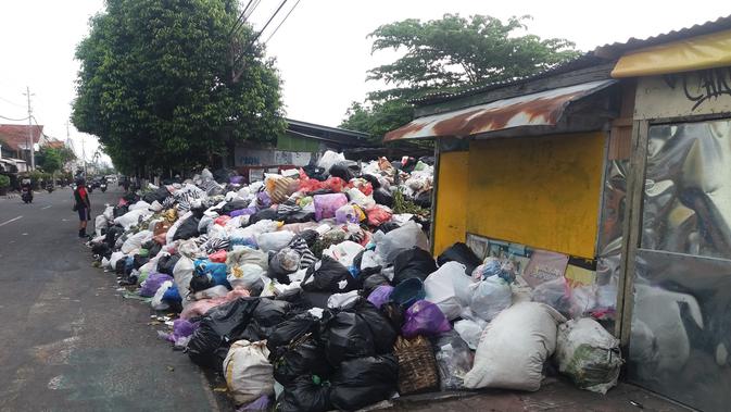 6 Potret Jalanan Jogja Penuh dengan Sampah, Bikin Risih Masyarakat (sumber: Twitter.com/triwahyukh)