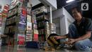 Hal ini berimbas pada menurunnya omset penjualan buku secara offline. (Liputan6.com/Herman Zakharia)