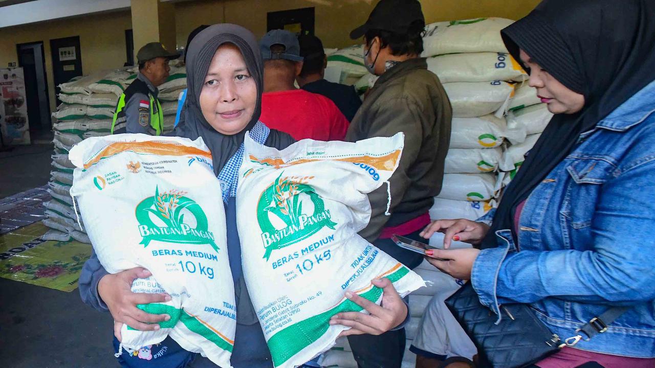 FOTO: Bantuan Beras 20 Kg Dibagikan Serentak di Depok, Warga Antusias
