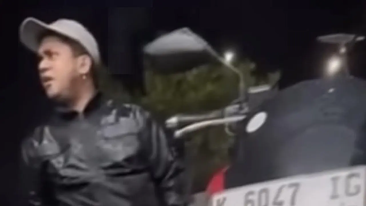 Pria Berjaket bertulisan polisi viral usai mencoba menarik paksa kunci motor salah satu pengendara.