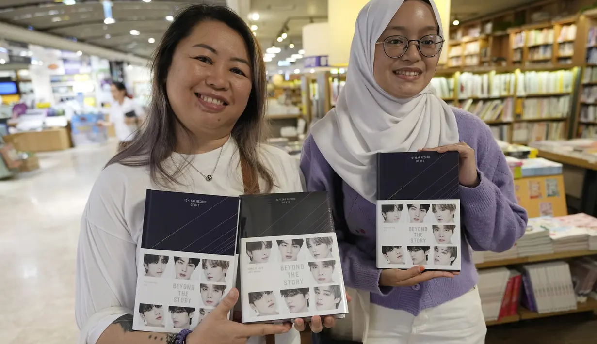 Buku yang diterbitkan untuk merayakan ulang tahun ke-10 BTS ini dikemas dengan kisah-kisah di luar apa yang telah diketahui oleh para penggemar tentang BTS, termasuk foto-foto, video, dan banyak lagi yang belum pernah dirilis. (AP Photo/Ahn Young-joon)