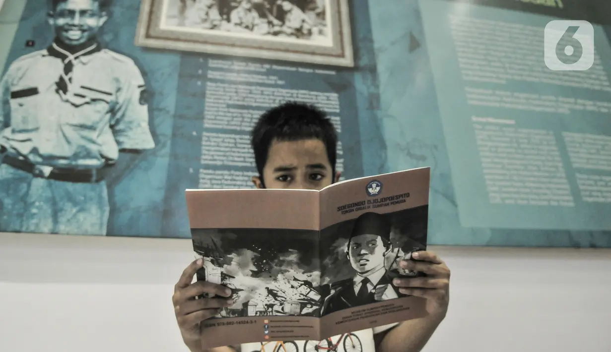 Seorang anak membaca buku panduan sejarah saat mengunjungi Museum Sumpah Pemuda, Jakarta, Rabu (28/10/2020). Libur cuti bersama dimanfaatkan untuk mengajak anak-anak mengenal sejarah lahirnya Sumpah Pemuda agar memahami jejak perjuangan pahlawan sejak dini. (merdeka.com/Iqbal Nugroho)