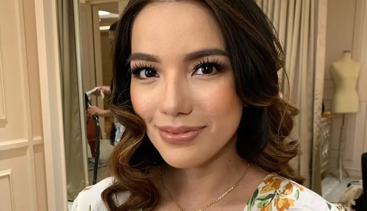 Selain multitalenta, Sheila Marcia juga punya paras cantik. Sudah punya empat anak, wanita 31 tahun ini tampak awet muda. Apalagi ketika mengenakan makeup tebal, Sheila terlihat makin memesona. (Liputan6.com/IG/@itssheilamj)