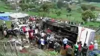 Sebuah bus berisi rombongan wisata terlibat kecelakaan maut di Desa Ciloto di jalur Puncak, Cianjur, Jawa Barat. (Liputan6  SCTV)