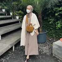 Untuk tampilan ala cewek  bumi, gaya Indy Ratnap dengan sleeve dress dan outer kimono bisa jadi pilihan. @indyratnap.