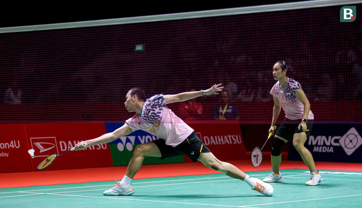 <p>Pebulu tangkis ganda campuran Indonesia, Rinov Rivaldy/Lisa Ayu Kusumawati berusaha menjangkau kok pukulan pasangan Jepang, Hiroki Midorikawa/Natsu Saito dalam laga semifinal Indonesia Masters 2025 di Istora Senayan, Jakarta, Sabtu (25/01/2025). (Bola.com/Bagaskara Lazuardi)</p>