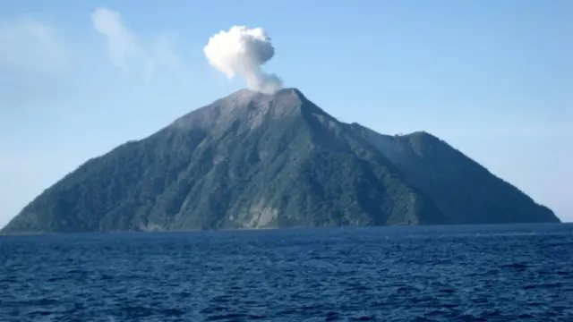 Gunung Batutara di Laut Flores, NTT.
