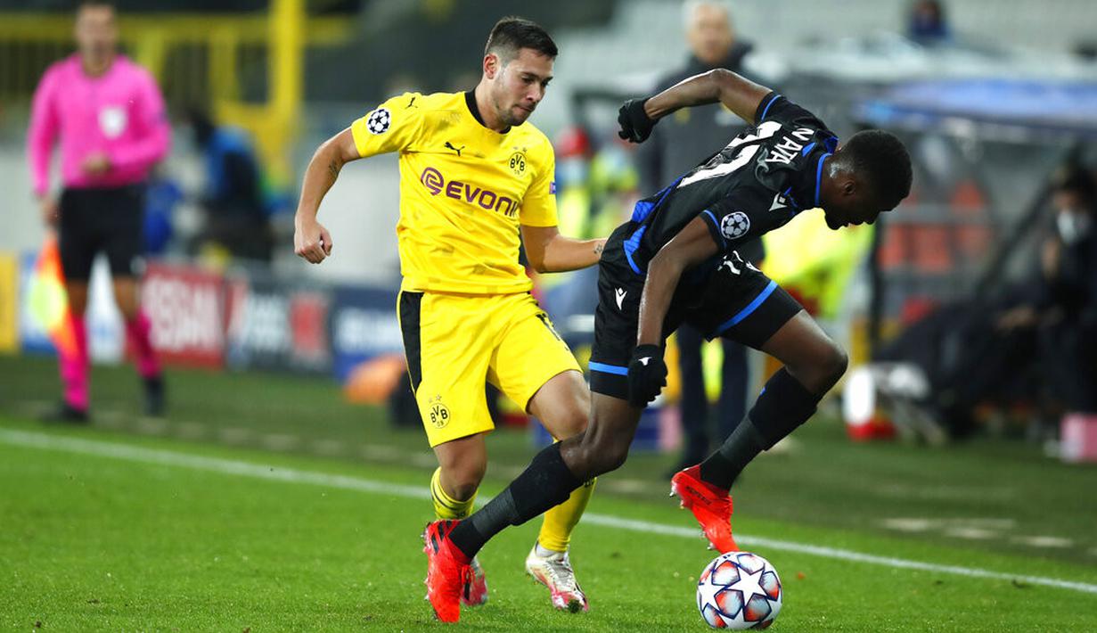 Pemain Borussia Dortmund Raphael Guerreiro (kiri) berebut bola dengan pemain Brugge Clinton Mata pada pertandingan Grup F Liga Champions di Stadion Jan Breydel, Bruges, Belgia, Rabu (4/11/2020). Dortmund menang 3-0, Erling Haaland mencetak dua gol. (AP Photo/Francisco Seco)