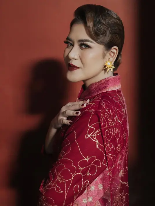 Lengkapi tampilannya, wajah Kahiyang Ayu dipulas dengan look yang lebih bold glam [@ayangkahiyang]
