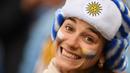 Senyum suporter Uruguay sebelum pertandingan antara Mesir dan Uruguay dalam Piala Dunia 2018 di Ekaterinburg Arena, Ekaterinburg, Rusia, Jumat (15/6). (Jorge Guerrero/AFP)