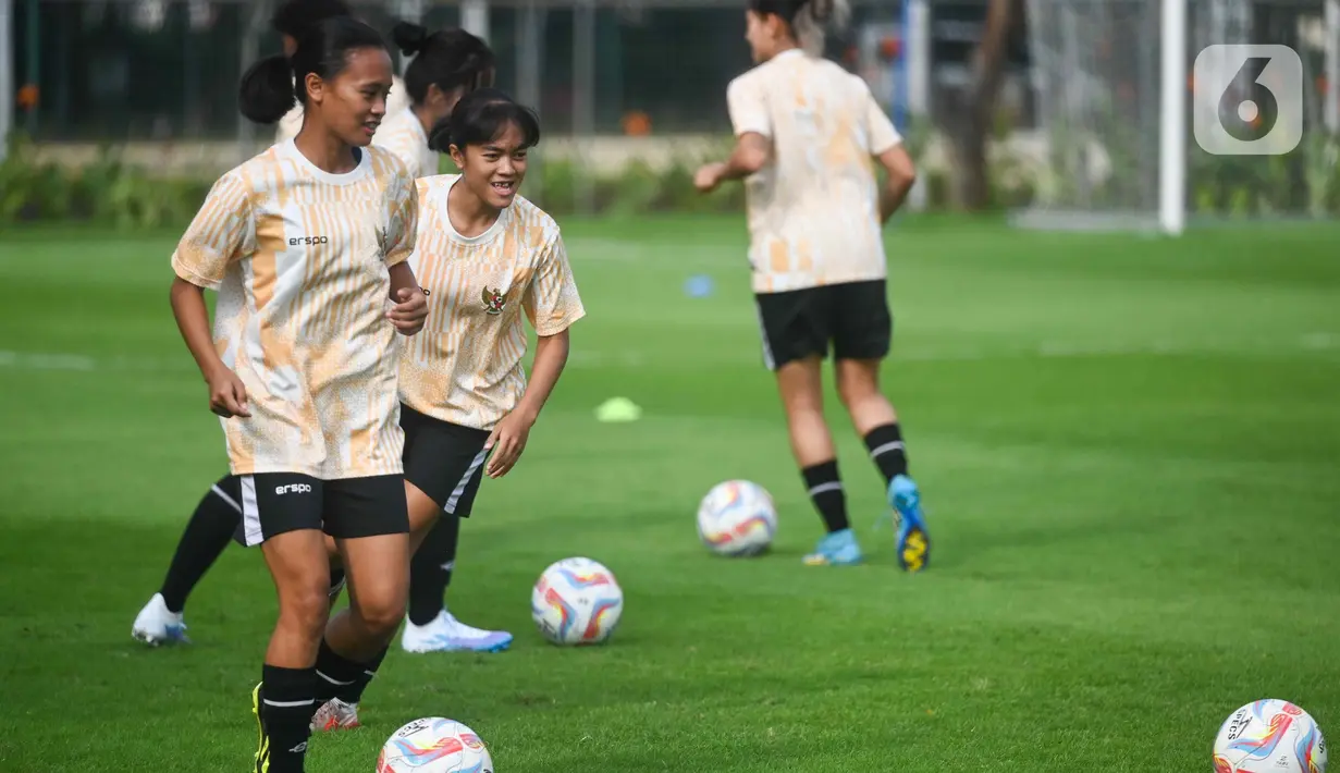 Latihan yang diberikan seperti, penguasaan lapangan, gerakan mengoper bola untuk menyusun pola serangan serta pergerakan tanpa bola. (Liputan6.com/Herman Zakharia)