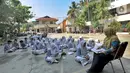 Siswa kelas VIII belajar mata pelajaran Sejarah Kebudayaan di halaman sekolah Mts. Hidayatul Umam di Cinere, Depok, Kamis (7/11/2019). Kementerian PPPA melaksanakan kegiatan hari belajar di luar kelas yang serentak di seluruh Indonesia pada Kamis (7/11). (merdeka.com/Arie Basuki)