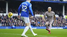 Pemain Tottenham Hotspur, Richarlison (kanan) mencetak gol pertama timnya ke gawang Everton pada laga lanjutan Liga Inggris 2023/2024 Goodison Park stadium, Liverpool, Inggris, Minggu (04/02/2024) dini hari WIB. (AP Photo/Jon Super)