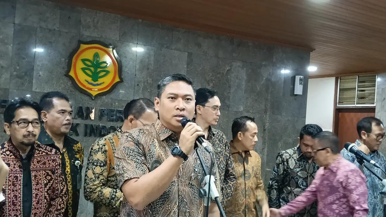 Wakil Menteri Pertanian (Wamentan) Sudaryono usai bertemu pengusaha dan petani sawit di Kantor Kementerian Pertanian (Kementan), Jakarta, Jumat (29/5/2026). (Liputan6.com/Maulandy)