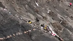 Terlihat serpihan pesawat Germanwings menyebar di pegunungan Alpen, dekat Digne les Bains, Prancis, Selasa (24/3/2015). Diperkirakan seluruh penumpang dan kru yang berjumlah 150 orang tewas dalam kejadian ini. (AFP PHOTO /DENIS BOIS /GRIPMEDIA / AFP TV)