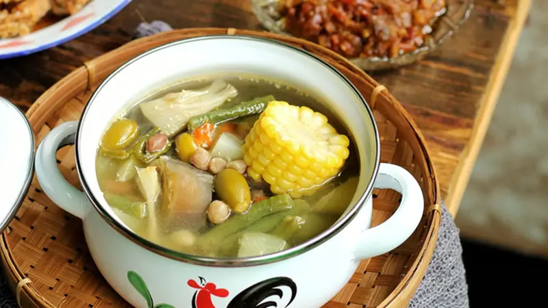 Semangkuk sayur asem segar dengan isian lengkap seperti jagung, labu siam, kacang panjang, dan melinjo