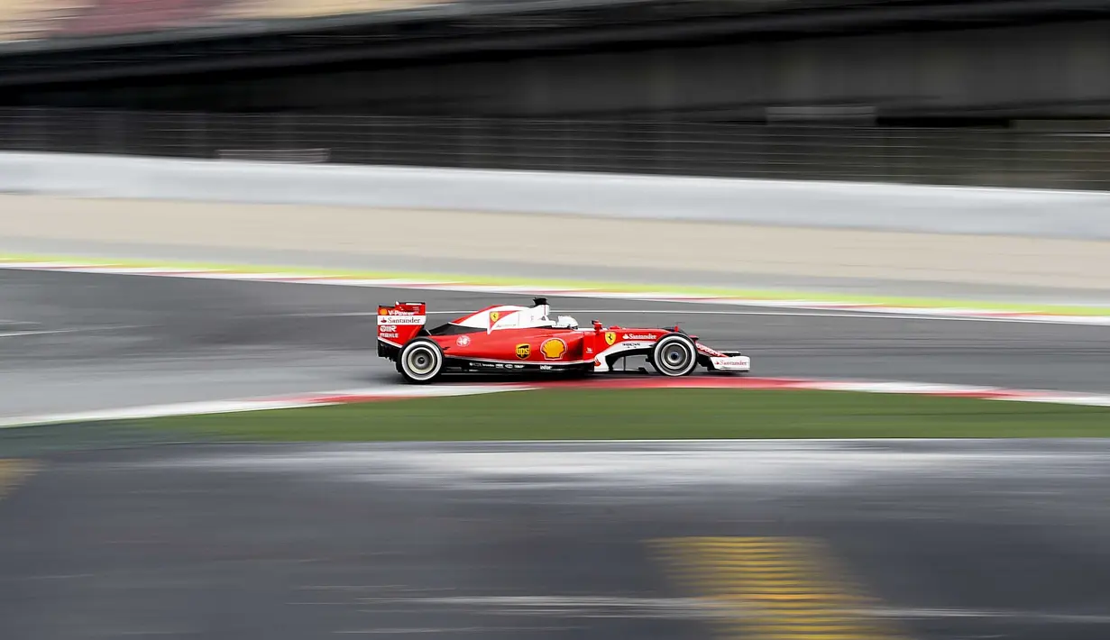 Pebalap Ferrari, Sebastian Vettel  mencatat waktu  1m24,611s pada sesi kedua tes pramusim di Sirkuit Catalunya, Barcelona, Rabu (2/3/2016). Malam WIB. (AFP/Josep Lago)