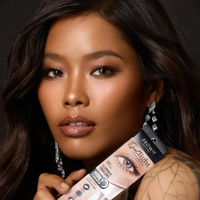 Potret Penyapu Jalanan Bangkok Viral yang Kini Jadi Model