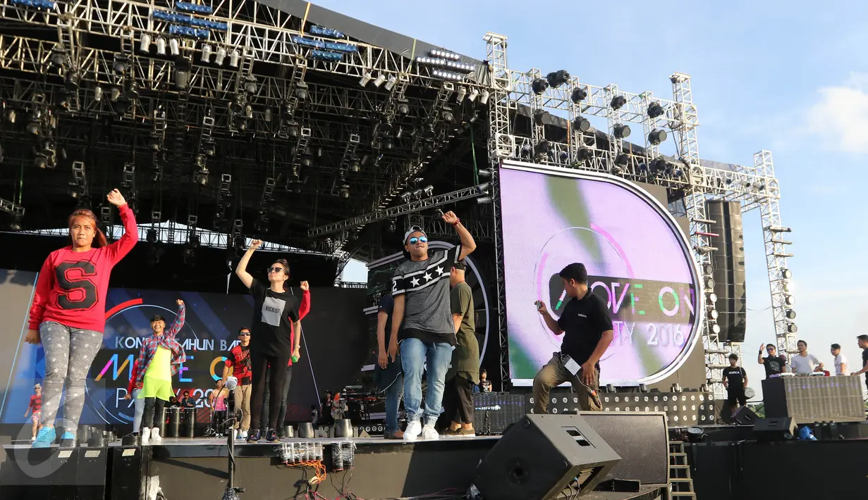 Momo Geisha sedang melakukan latihan bersama batavia dancers di panggung Move On Party 2016, Pantai Carnaval Ancol, Jakarta, (31/12/2015). Perayaan Tahun Baru, SCTV Siapkan Konser Move On Party 2016 live pada jam 21.00. (Liputan6.com/Herman Zakharia)