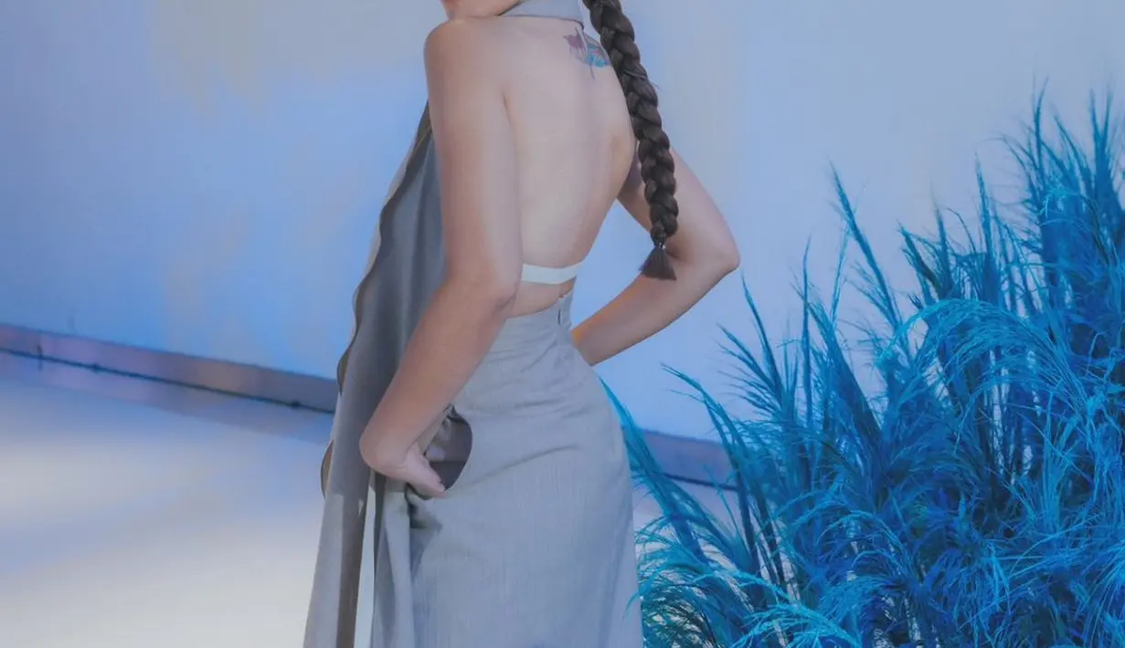 Wulan Guritno tampil menawan dibalut busana edgy yang menampilkan punggungnya. Rambut panjangnya dihigh-bun lalu dikepang menghasilkan sleek look. [Foto: Instagram/wulanguritno]