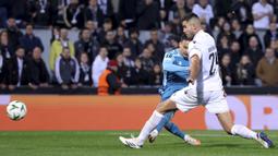 Pemain Real Betis, Antony mmencetak gol ke gawang Vitoria Guimaraes dalam laga leg 2 babak 16 besar Conference League yang berlangsung di D Afonso Henriques Stadium, Portugal, Jumat (14/03/2025) dini hari WIB. (AP Photo/Luis Vieira)