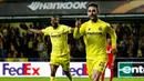 Penyerang Villarreal, Adrian Lopez (kanan) melakukan selebrasi usai mencetak gol kegawang Liverpool pada leg pertama liga Europa di stadion El Madrigal, Spanyol, (28/4). Villarreal menang atas Liverpool dengan skor 1-0. (AFP PHOTO / Biel Alino)