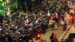 Deretan motor yang terparkir di ruas jalan Medan Merdeka Timur, Jakarta, Minggu (31/12). Akibat banyaknya motor yang parkir, ruas jalan Medan Merdeka Timur menyempit dan terjadi kemacetan panjang. (Liputan6.com/Helmi Fithriansyah)