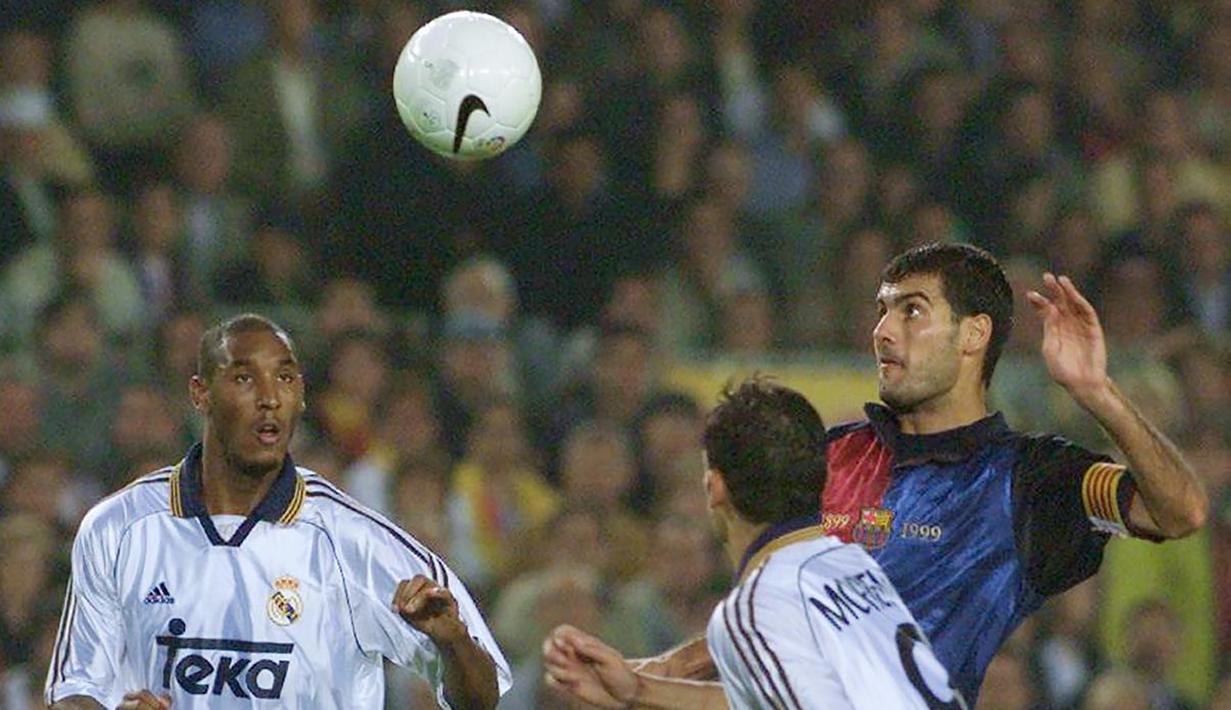 Pep Guardiola turut membawa Barcelona meraih sejumlah trofi bergengsi, yakni juara La Liga, Liga Champions, Piala Super Spanyol dan Piala Super Eropa. (AFP/Christophe Simon)