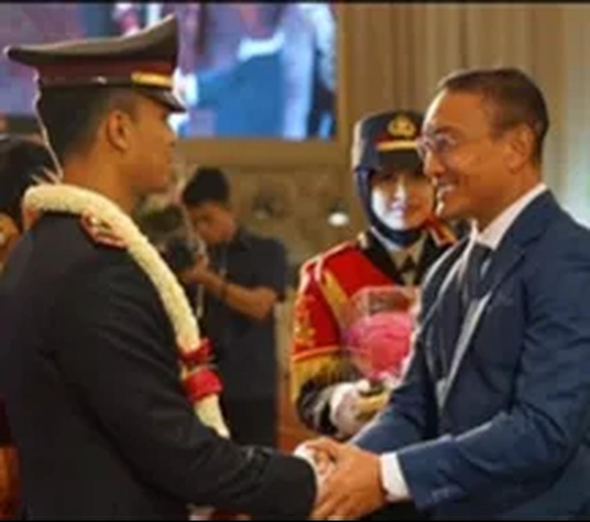 Melansir dari Instagram @m.sabilul_alif, Senin (27/11) Brigjen Sabilul mengunggah potret dirinya saat memimpin pedang pora.