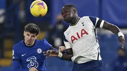 Gelandang Chelsea, Mason Mount berebut bola dengan gelandang Tottenham Hotspur, Moussa Sissokopada pekan ke-10 Liga Inggris 2020/2021 di Stamford Bridge, Minggu (29/11/2020). Derby London antara Tottenham Hotspur kontra Chelsea berakhir imbang tanpa gol. (Justin Tallis/Pool via AP)