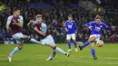 Pemain Leicester City Kiernan Dewsbury-Hall (kanan) menembak ke gawang saat melawan Burnley pada pertandingan Liga Inggris di Stadion Turf Moor, Burnley, Inggris, 1 Maret 2022. Leicester City menang 2-0. (AP Photo/Jon Super)