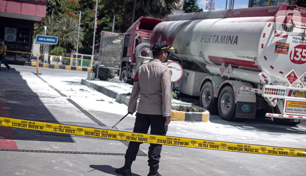 Polisi berjaga pascaledakan di SPBU kawasan MT Haryono, Jakarta, Selasa (1/12/2020). Ledakan diduga terjadi saat prosesi pengisian BBM dari mobil ke tempat penampungan. (Liputan6.com/Faizal Fanani)