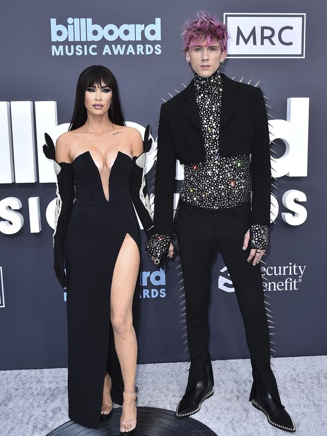 Machine Gun Kelly Gandeng Megan Fox di Billboard Music Awards 2022, Kukunya Dihiasi 880 Berlian