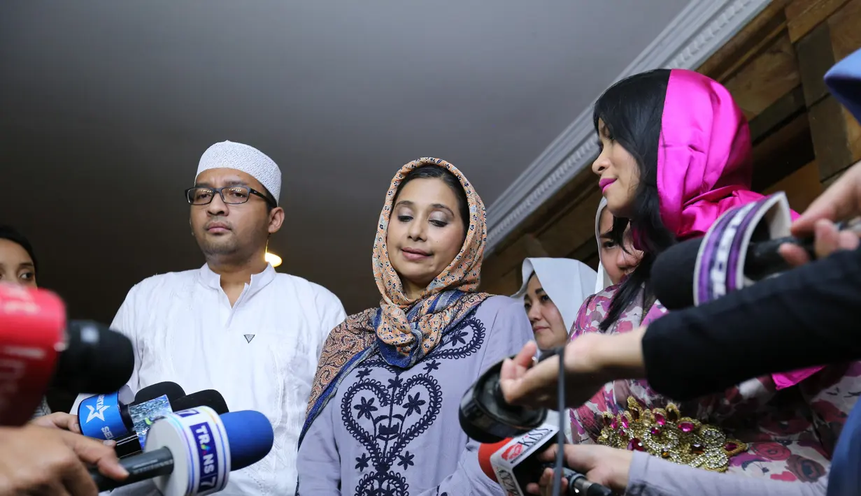 Terkait ketidakhadiran dua anak Yana beserta ibundanya, Nurzaman tidak mau ambil pusing. Seperti diketahui, saat akan proses pemakaman artis senior tersebut sempat terjadi perdebatan perbedaan keyakinan.  (Adrian Putra/Bintang.com)