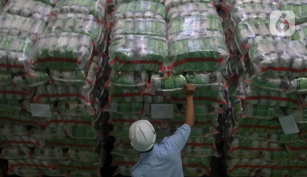 Diharapkan pendistribusian belasan juta kilogram beras itu mampu memenuhi stok kebutuhan beras hingga Hari Raya Idul Fitri. (Liputan6.com/Herman Zakharia)