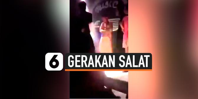 VIDEO: Viral Pria Lakukan Gerakan Salat di Dalam Tempat Hiburan Malam