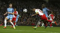 Striker Monaco, Radamel Falcao, berusaha membobol gawang Manchester City. Bermain di kandang, City lebih menguasai jalannya laga berdasarkan statistik penguasaan bola yang mencapai 62 persen. (AP/Dave Thompson)