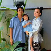 Dhea Ananda tampil mengenakan atasan kebaya baby blue dipadukan bawahan kain hitam bergambar ayam. [@dea_ananda]