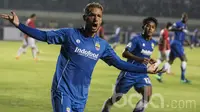 Gelandang Persib Bandung, Raphael Maitimo, merayakan gol yang dicetaknya ke gawang Bali United pada laga uji coba di Stadion GBLA Bandung, Jawa Barat, Sabtu (8/4/2017). (Bola.com/Vitalis Yogi Trisna)