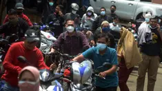 Warga antre untuk melakukan uji emisi kendaraan bermotor secara gratis di Bengkel Dinas Lingkungan Hidup DKI Jakarta, Kamis (4/11/2021). Uji emisi digelar untuk kendaraan bermotor berusia di bawah tiga tahun guna mengurangi pencemaran udara khususnya di DKI Jakarta. (merdeka.com/Imam Buhori)