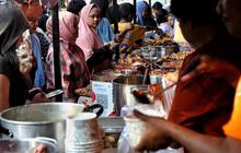 FOTO: Berdesakan Berburu Takjil Di Pasar Benhil
